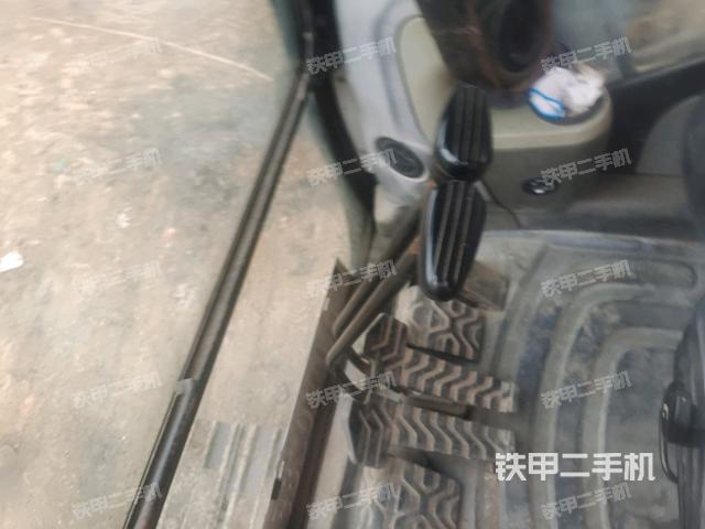 行走控制手柄和踏板?俯拍(駕駛室部分) 行走控制手柄和踏板?俯拍(駕駛室部分)