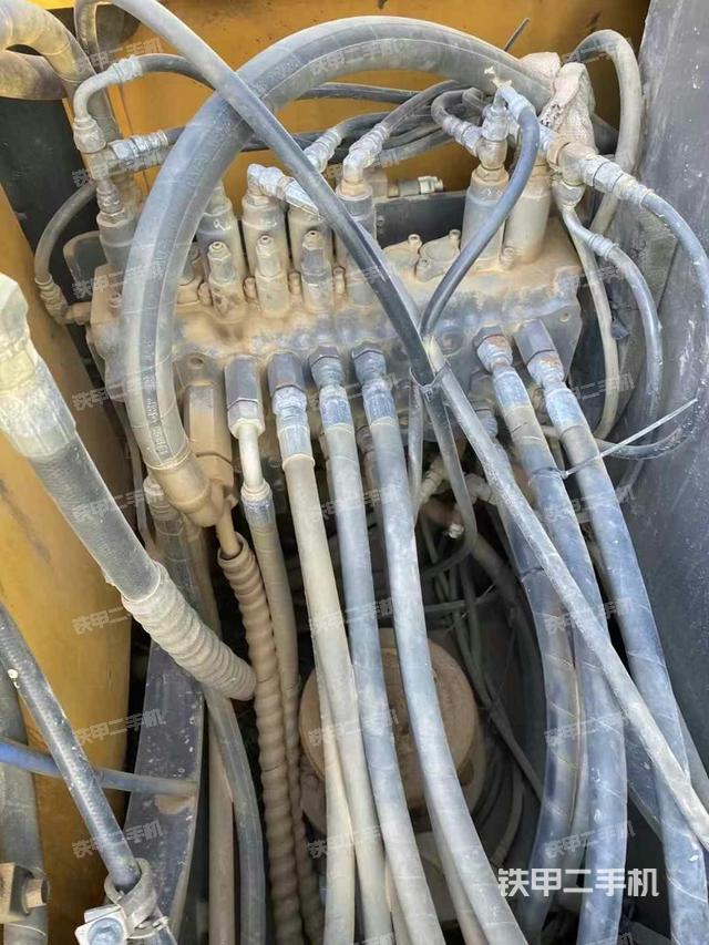 回轉(zhuǎn)馬達(dá)和主控閥(整機(jī)外觀) 回轉(zhuǎn)馬達(dá)和主控閥(整機(jī)外觀)