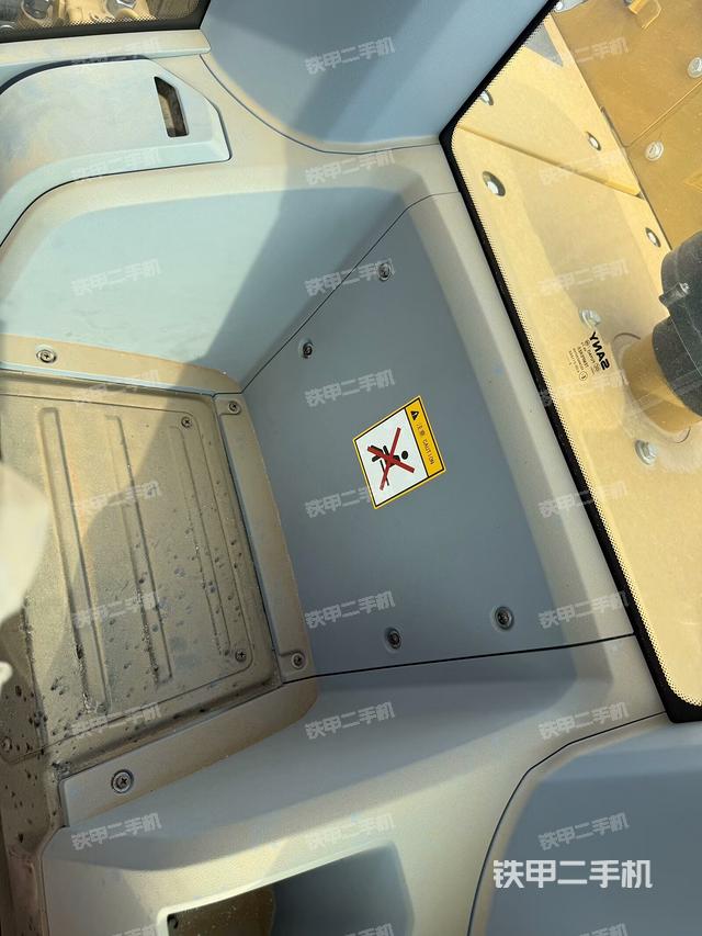 行走控制手柄和踏板?俯拍（駕駛室部分）