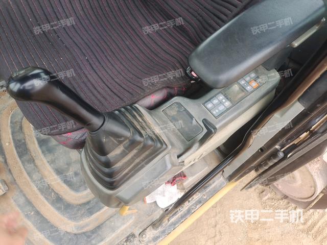 行走控制手柄和踏板?俯拍（駕駛室部分）