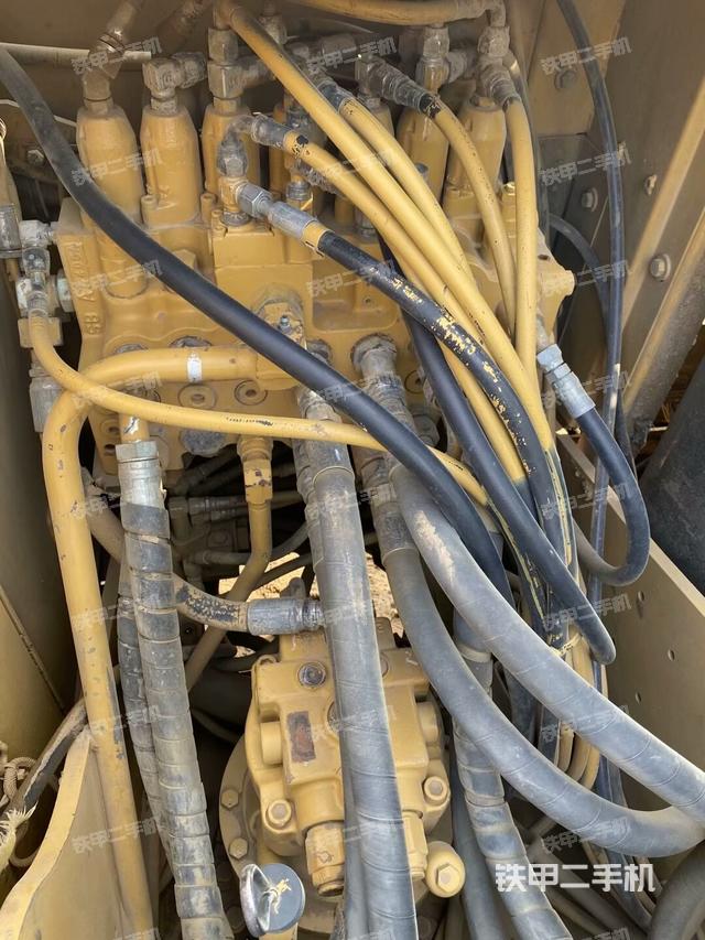 回轉(zhuǎn)馬達和主控閥（整機外觀）