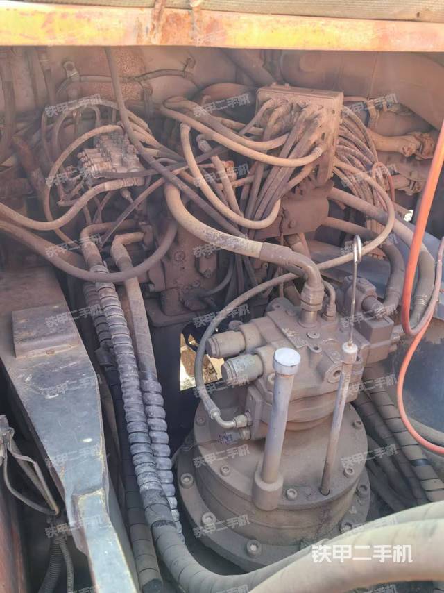 回轉(zhuǎn)馬達和主控閥（整機外觀）