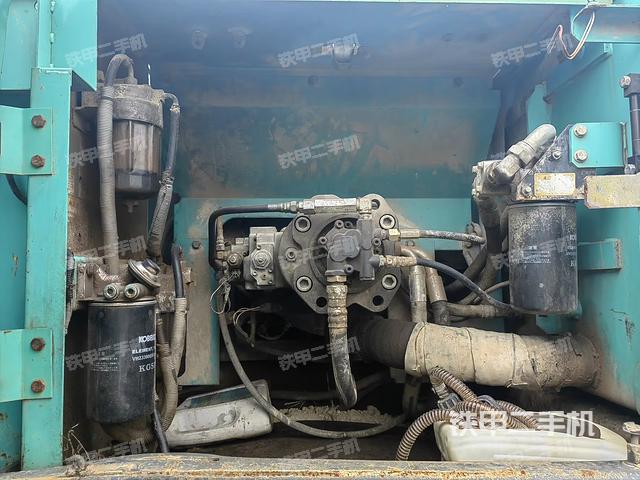 液壓泵艙室正面整體(整機(jī)外觀) 液壓泵艙室正面整體(整機(jī)外觀)