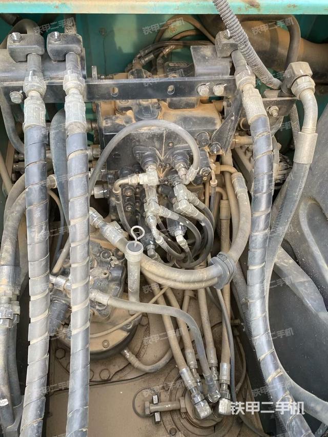 回轉(zhuǎn)馬達和主控閥(整機外觀) 回轉(zhuǎn)馬達和主控閥(整機外觀)