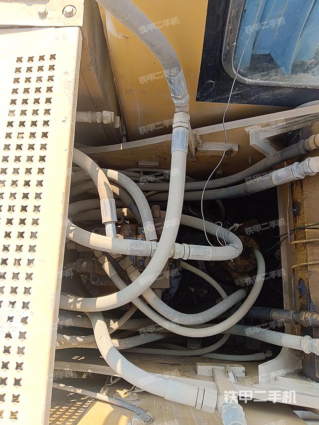 回轉(zhuǎn)馬達(dá)和主控閥（整機(jī)外觀）