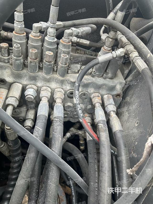 回轉(zhuǎn)馬達和主控閥（整機外觀）