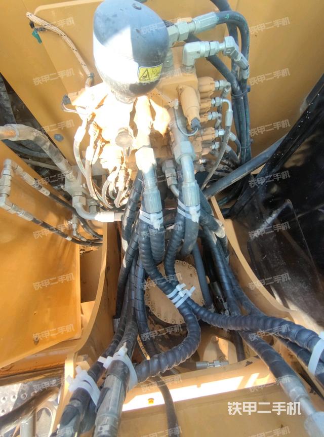 回轉(zhuǎn)馬達(dá)和主控閥（整機(jī)外觀）