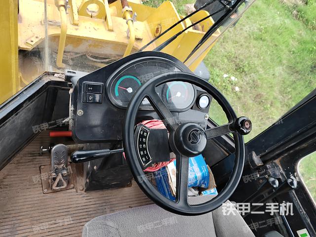 駕駛室工作臺(tái)(整機(jī)外觀及大件) 駕駛室工作臺(tái)(整機(jī)外觀及大件)