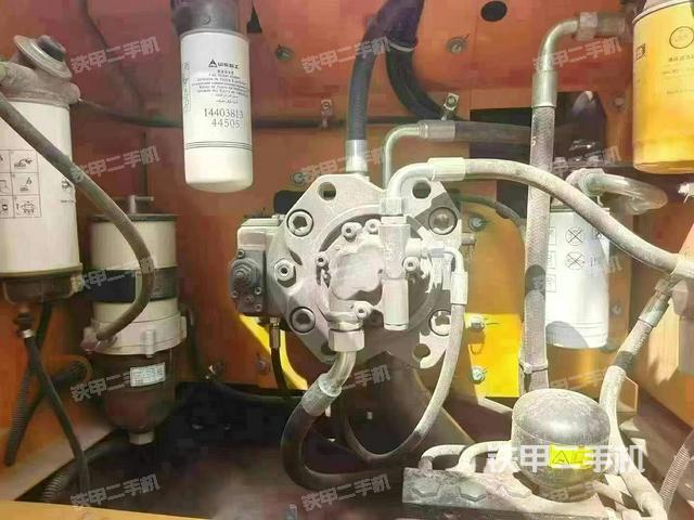 液壓泵艙室正面整體（整機外觀）