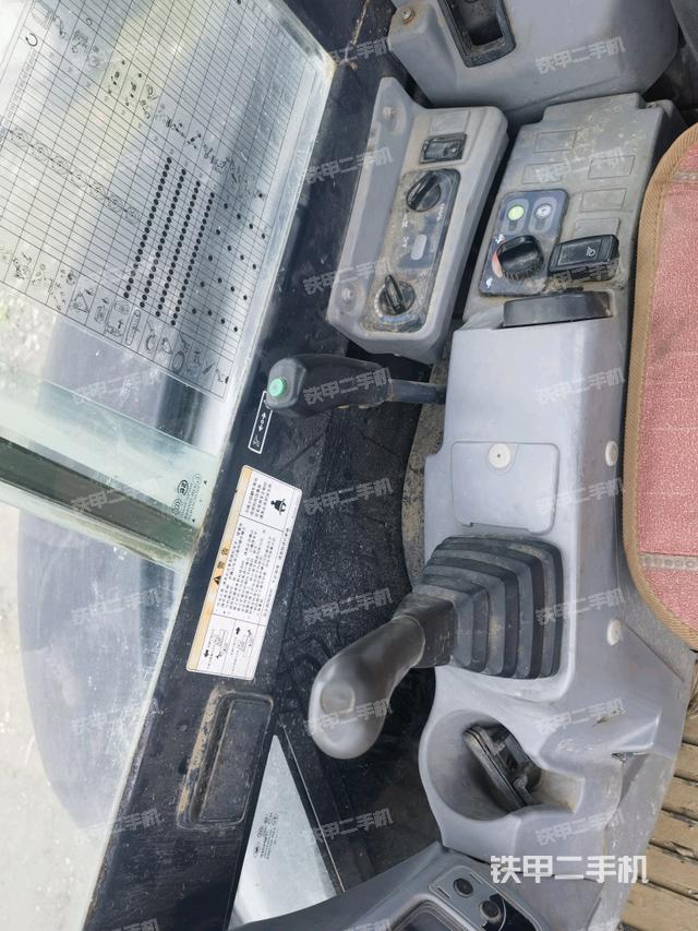 座椅右側(cè)控制臺/鑰匙門/油門/含右手柄(駕駛室部分) 座椅右側(cè)控制臺/鑰匙門/油門/含右手柄(駕駛室部分)