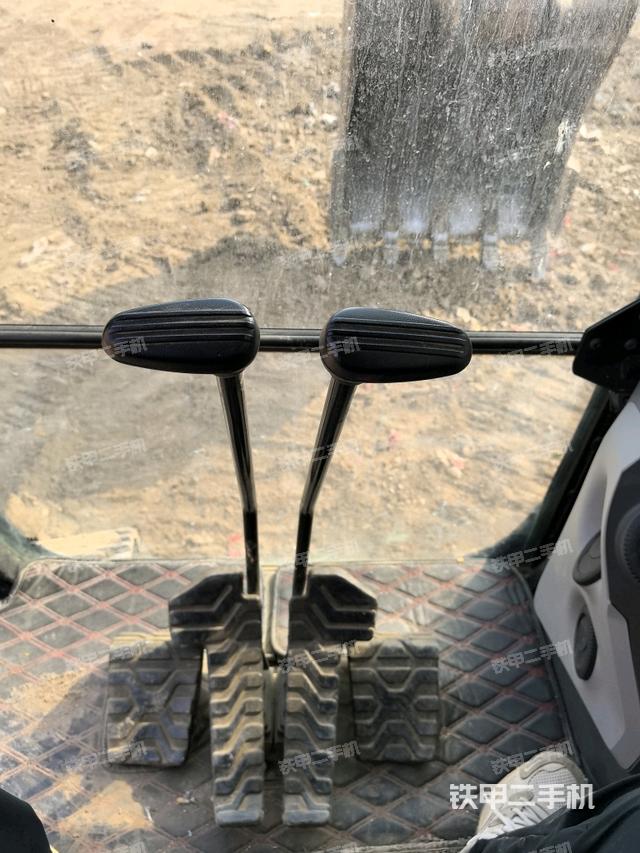 行走控制手柄和踏板?俯拍（駕駛室部分）