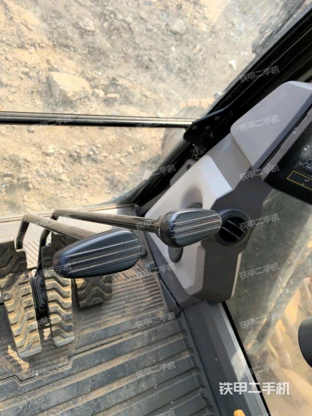 行走控制手柄和踏板?俯拍（駕駛室部分）