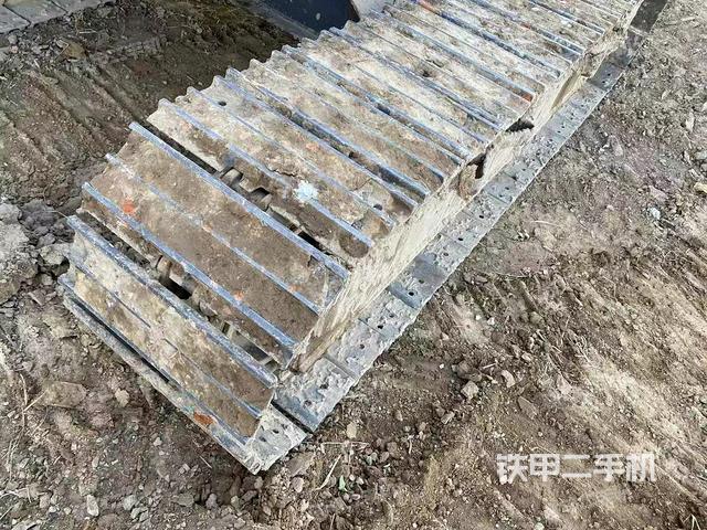 單側(cè)履帶整體(整機(jī)外觀) 單側(cè)履帶整體(整機(jī)外觀)