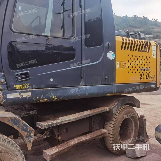 駕駛室整體(整機(jī)外觀) 駕駛室整體(整機(jī)外觀)