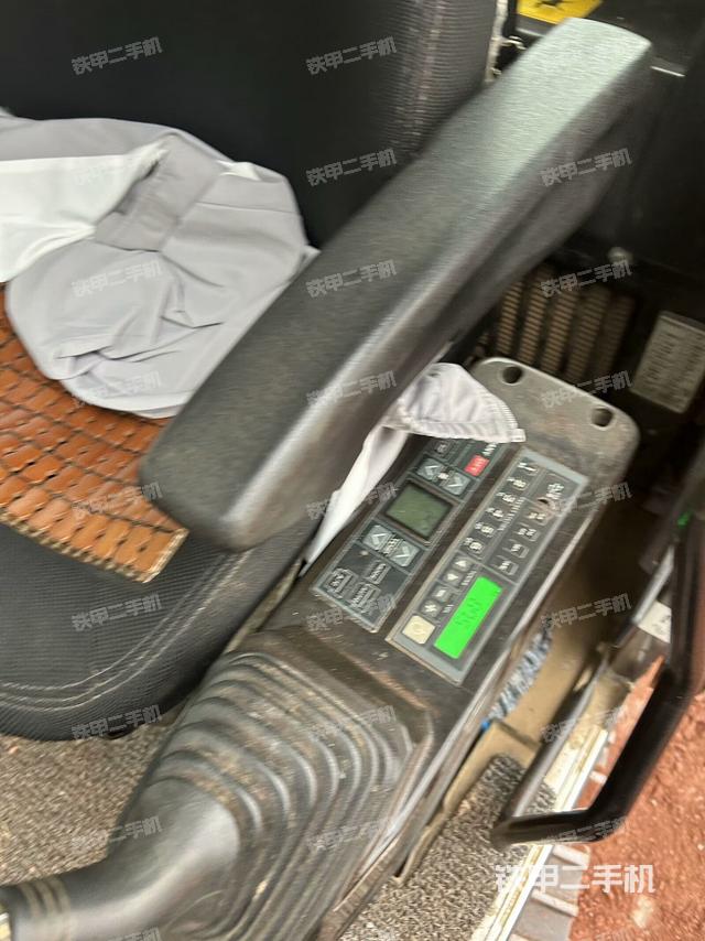 行走控制手柄和踏板?俯拍（駕駛室部分）