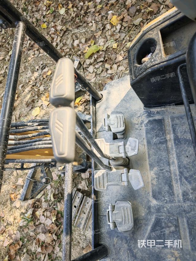 行走控制手柄和踏板?俯拍（駕駛室部分）