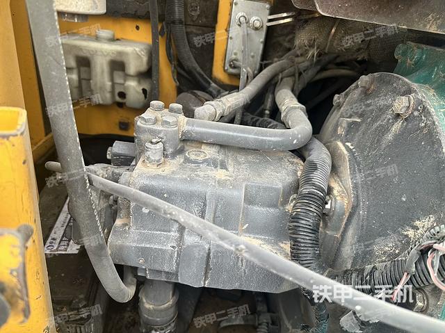 液壓泵艙室正面整體（整機外觀）