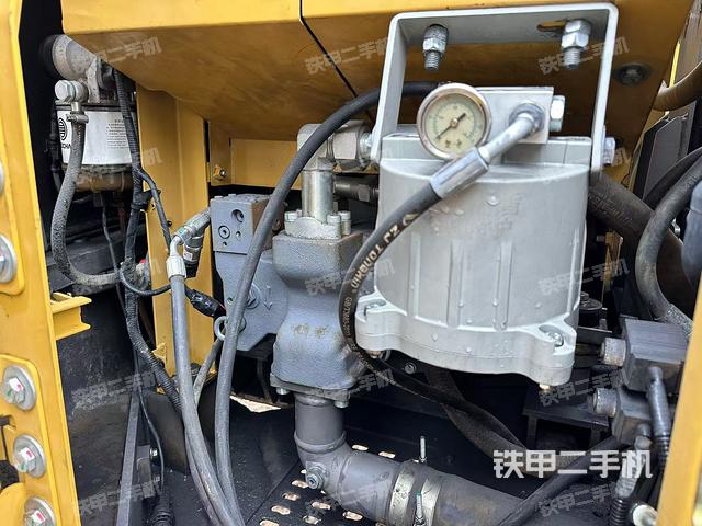 液壓泵艙室正面整體(整機(jī)外觀) 液壓泵艙室正面整體(整機(jī)外觀)