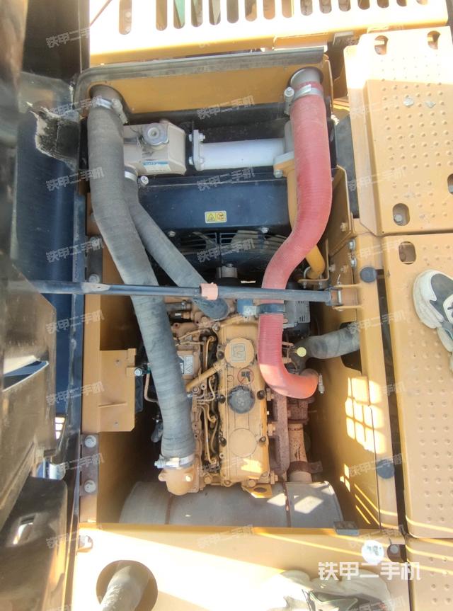 駕駛室頂部(整機(jī)外觀) 駕駛室頂部(整機(jī)外觀)