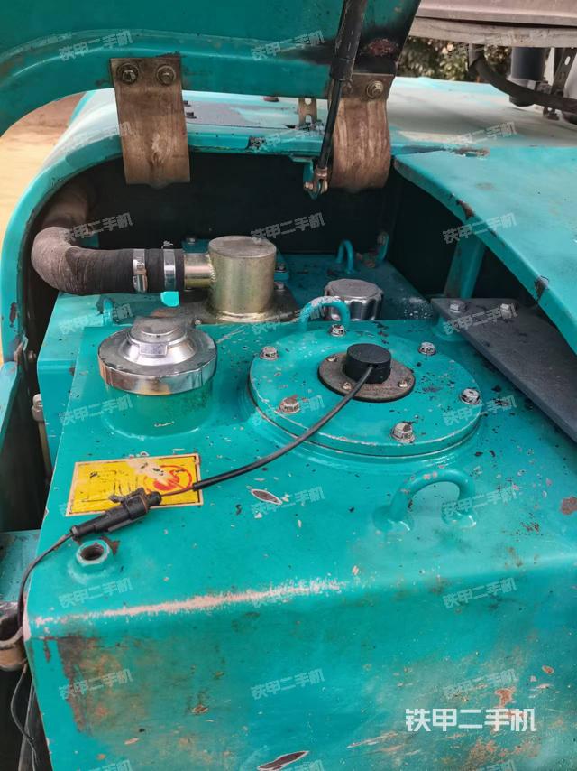 回轉(zhuǎn)馬達(dá)和主控閥（整機(jī)外觀）