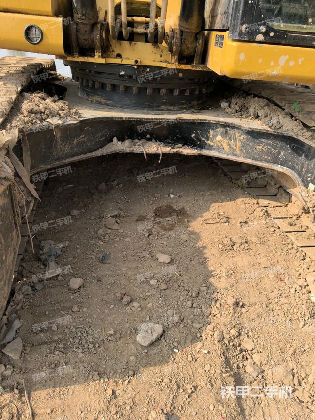 轉(zhuǎn)盤(pán)和下車(chē)架正前（工作和回轉(zhuǎn)裝置）