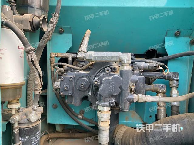 液壓泵艙室正面整體(整機外觀) 液壓泵艙室正面整體(整機外觀)