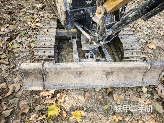 轉(zhuǎn)盤和下車架正前（工作和回轉(zhuǎn)裝置）