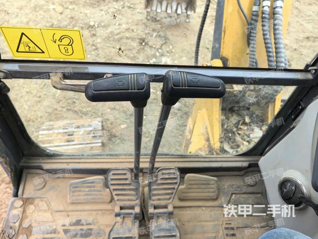 行走控制手柄和踏板?俯拍（駕駛室部分）