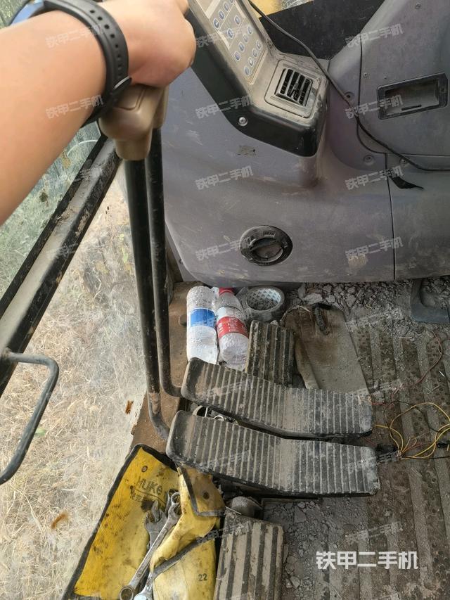 行走控制手柄和踏板?俯拍(駕駛室部分) 行走控制手柄和踏板?俯拍(駕駛室部分)