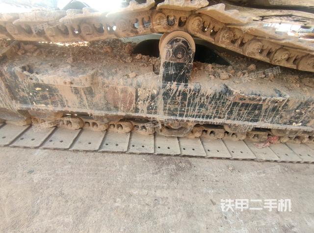 單側(cè)履帶整體(整機(jī)外觀) 單側(cè)履帶整體(整機(jī)外觀)
