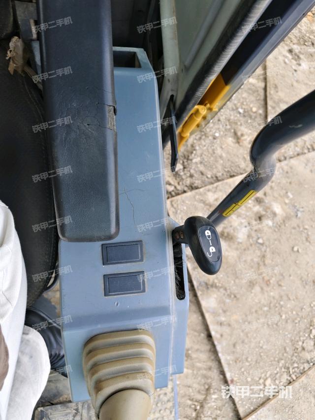 座椅左側(cè)控制臺/音響/含左手柄（駕駛室部分）