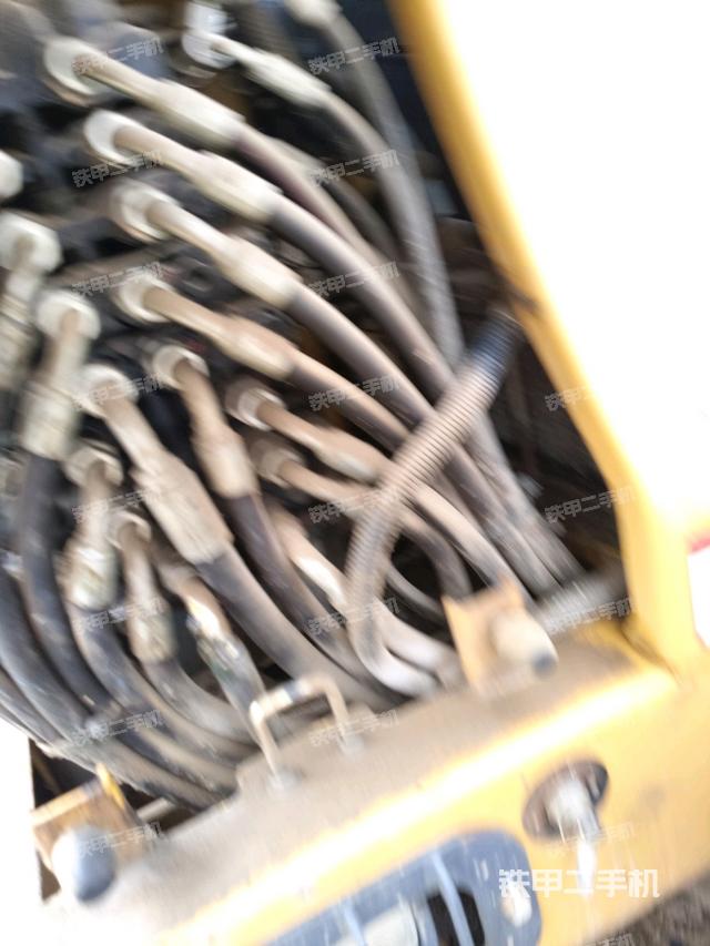 回轉(zhuǎn)馬達(dá)和主控閥（整機(jī)外觀）