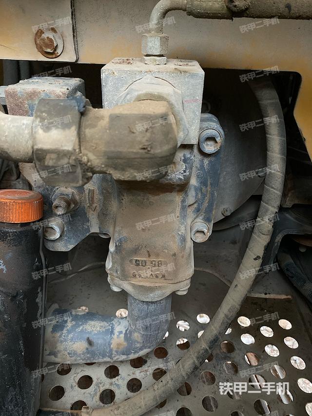 液壓泵艙室正面整體（整機外觀）