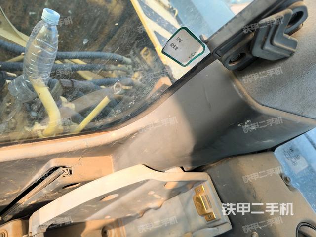 行走控制手柄和踏板?俯拍（駕駛室部分）