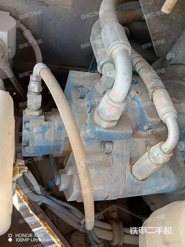 液壓泵艙室正面整體（整機外觀）