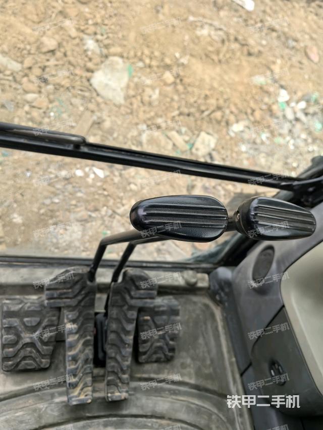 行走控制手柄和踏板?俯拍（駕駛室部分）