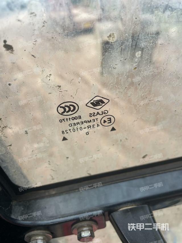 行走控制手柄和踏板?俯拍（駕駛室部分）