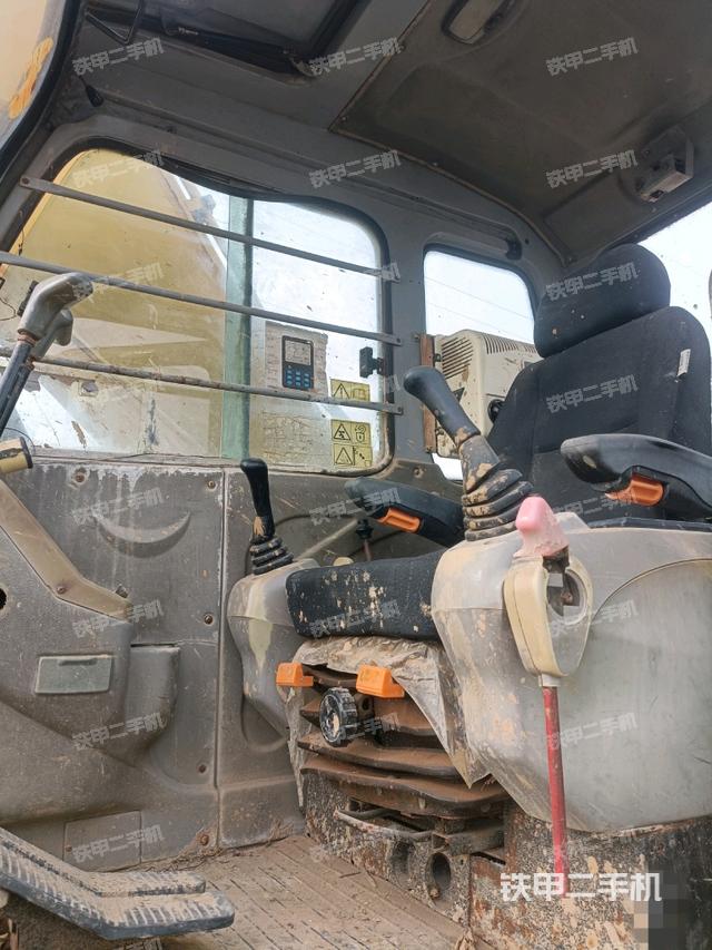 駕駛室頂部（整機外觀）