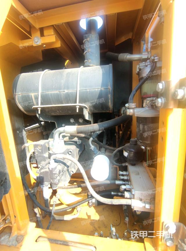 液壓泵艙室正面整體（整機外觀）