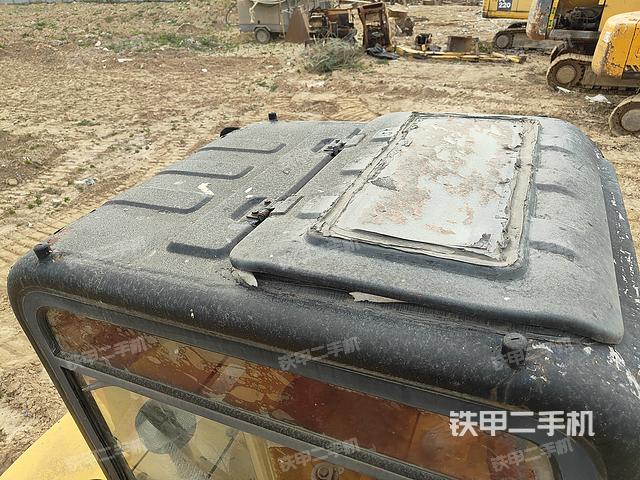 駕駛室頂部(整機(jī)外觀) 駕駛室頂部(整機(jī)外觀)
