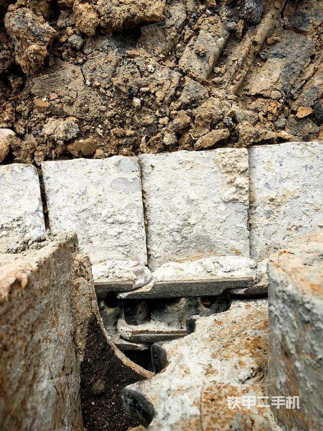 左驅(qū)動輪（行走機構(gòu)）