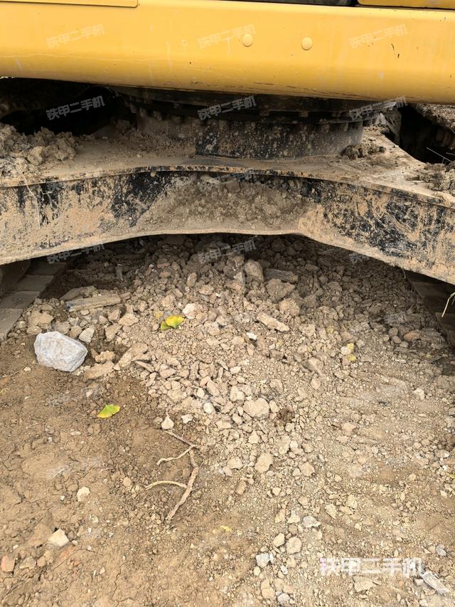 轉(zhuǎn)盤和下車架正前（工作和回轉(zhuǎn)裝置）