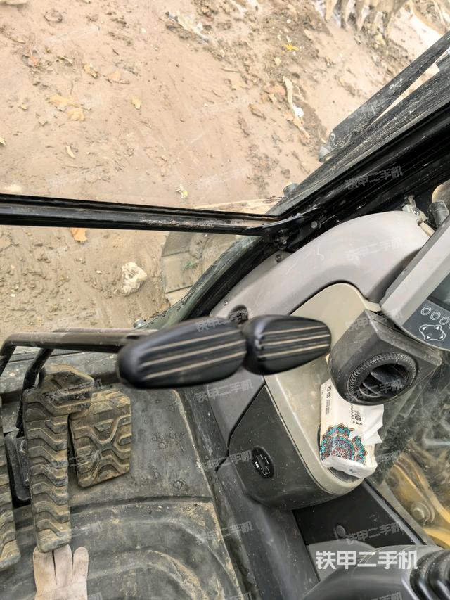 行走控制手柄和踏板?俯拍（駕駛室部分）