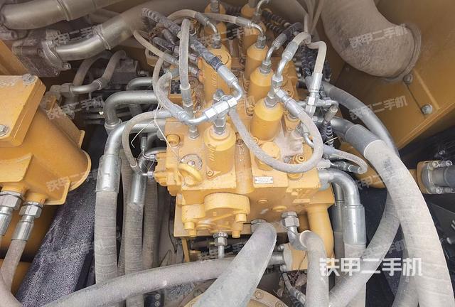 回轉(zhuǎn)馬達(dá)和主控閥（整機(jī)外觀）