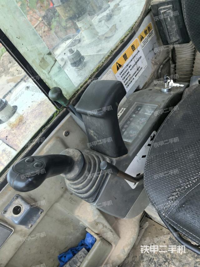 行走控制手柄和踏板?俯拍（駕駛室部分）