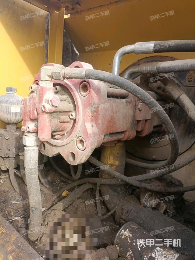 液壓泵艙室正面整體（整機外觀）