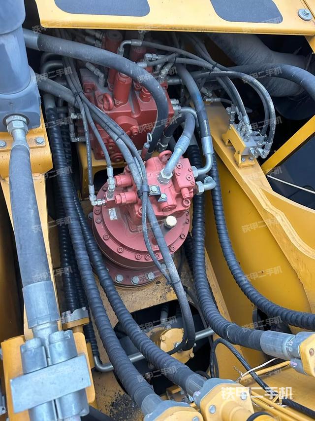 回轉(zhuǎn)馬達(dá)和主控閥（整機(jī)外觀）