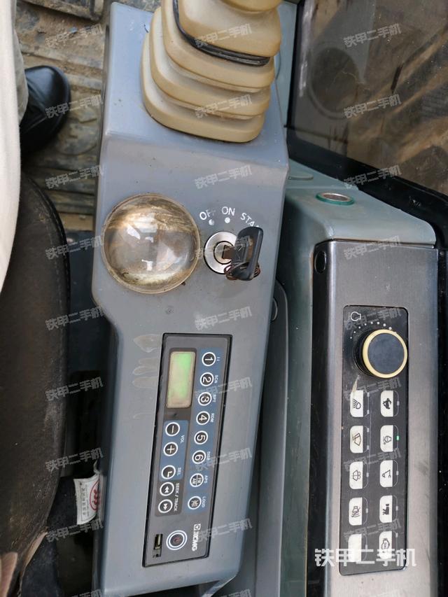 座椅右側(cè)控制臺/鑰匙門/油門/含右手柄（駕駛室部分）