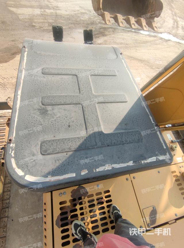 駕駛室頂部(整機(jī)外觀) 駕駛室頂部(整機(jī)外觀)