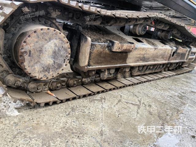 單側(cè)履帶整體(整機(jī)外觀) 單側(cè)履帶整體(整機(jī)外觀)